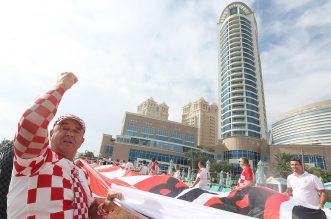 KATAR 2022: Hrvatski navijači razvili su zastavu dugačku 200 metara na plaži ispred hotela Hilton Doha KATAR 2022: Hrvatski navijači razvili su zastavu dugačku 200 metara na plaži ispred hotela Hilton Doha