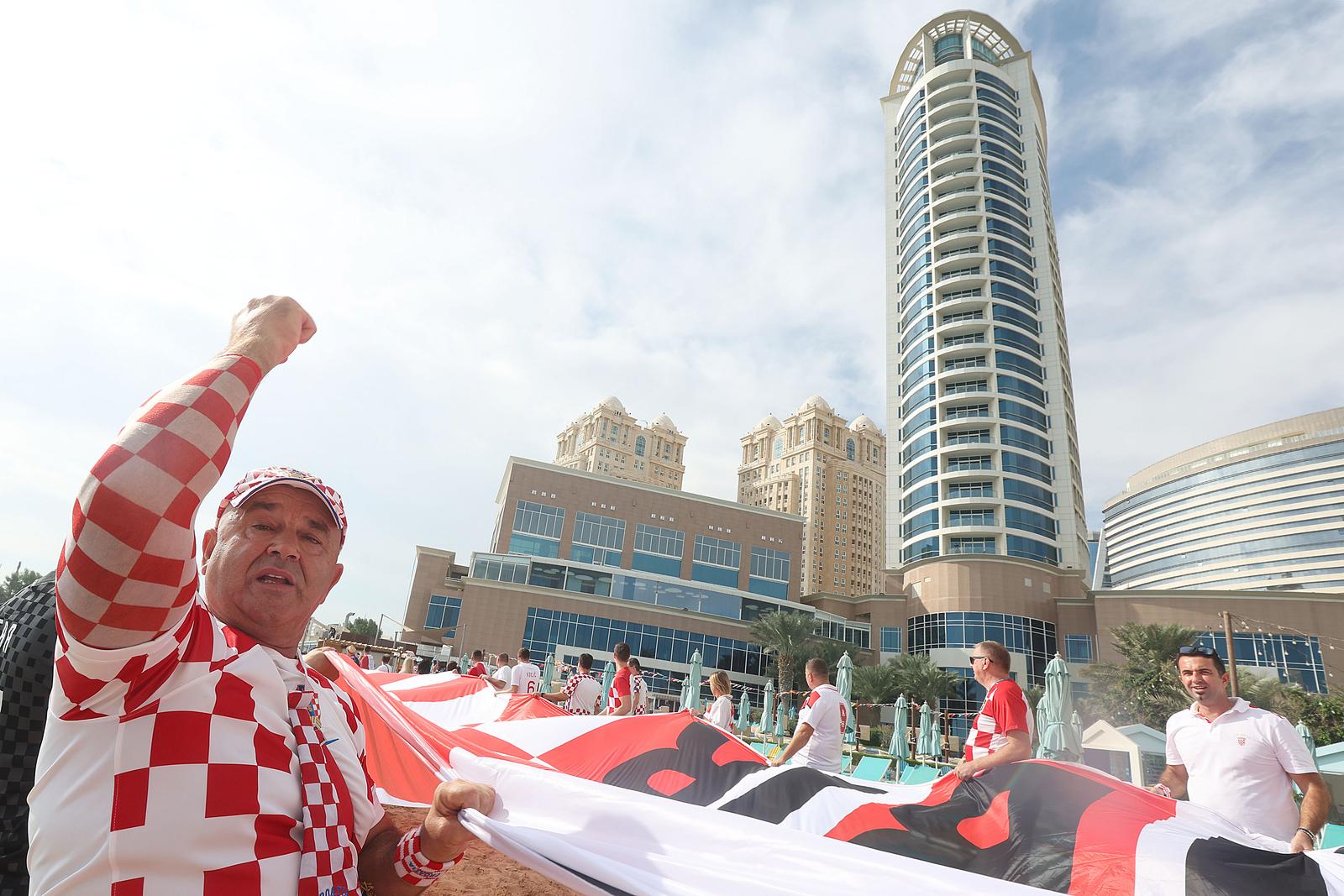 KATAR 2022: Hrvatski navijači razvili su zastavu dugačku 200 metara na plaži ispred hotela Hilton Doha KATAR 2022: Hrvatski navijači razvili su zastavu dugačku 200 metara na plaži ispred hotela Hilton Doha
