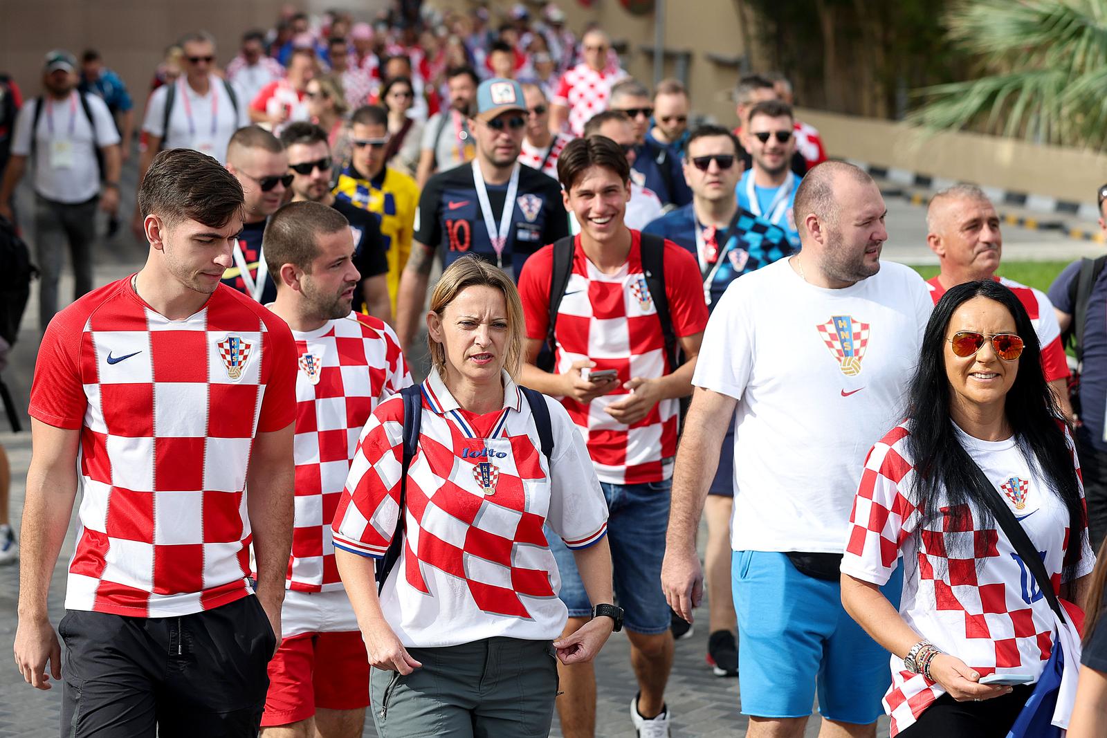 KATAR 2022: Hrvatski navijači razvili su zastavu dugačku 200 metara na plaži ispred hotela Hilton Doha KATAR 2022: Hrvatski navijači razvili su zastavu dugačku 200 metara na plaži ispred hotela Hilton Doha