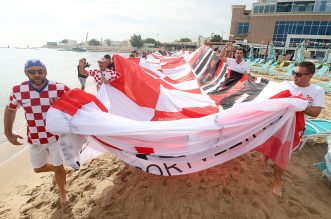 KATAR 2022: Hrvatski navijači razvili su zastavu dugačku 200 metara na plaži ispred hotela Hilton Doha KATAR 2022: Hrvatski navijači razvili su zastavu dugačku 200 metara na plaži ispred hotela Hilton Doha