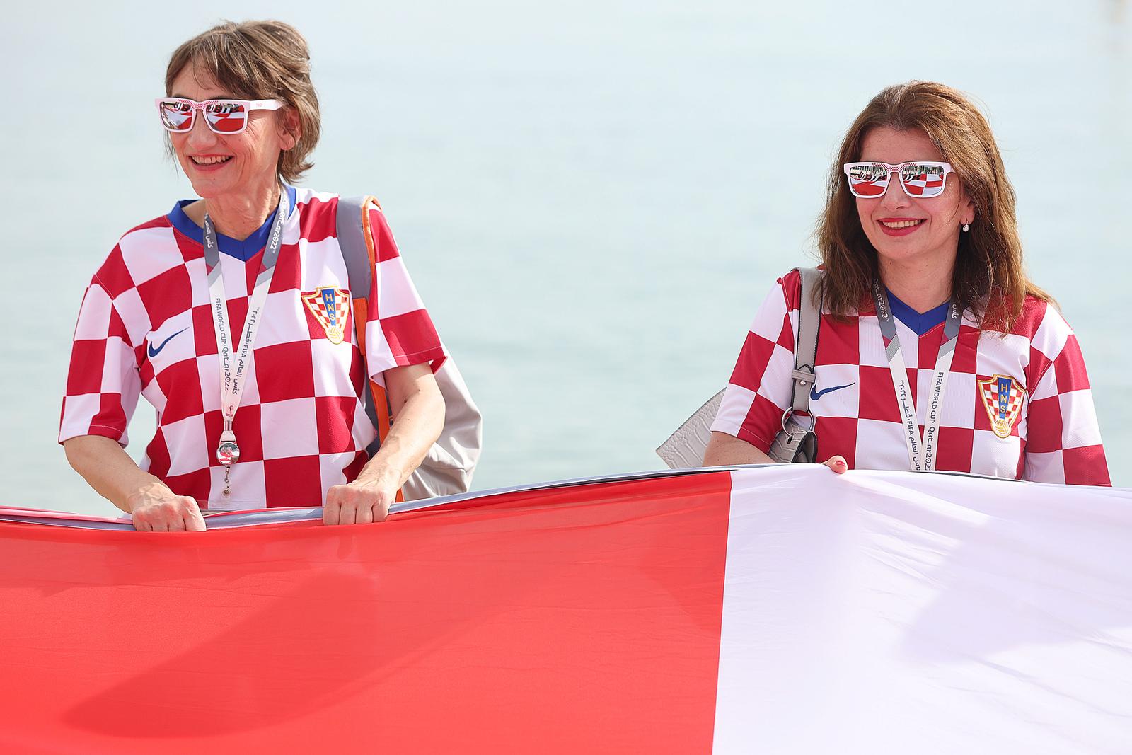 KATAR 2022: Hrvatski navijači razvili su zastavu dugačku 200 metara na plaži ispred hotela Hilton Doha KATAR 2022: Hrvatski navijači razvili su zastavu dugačku 200 metara na plaži ispred hotela Hilton Doha