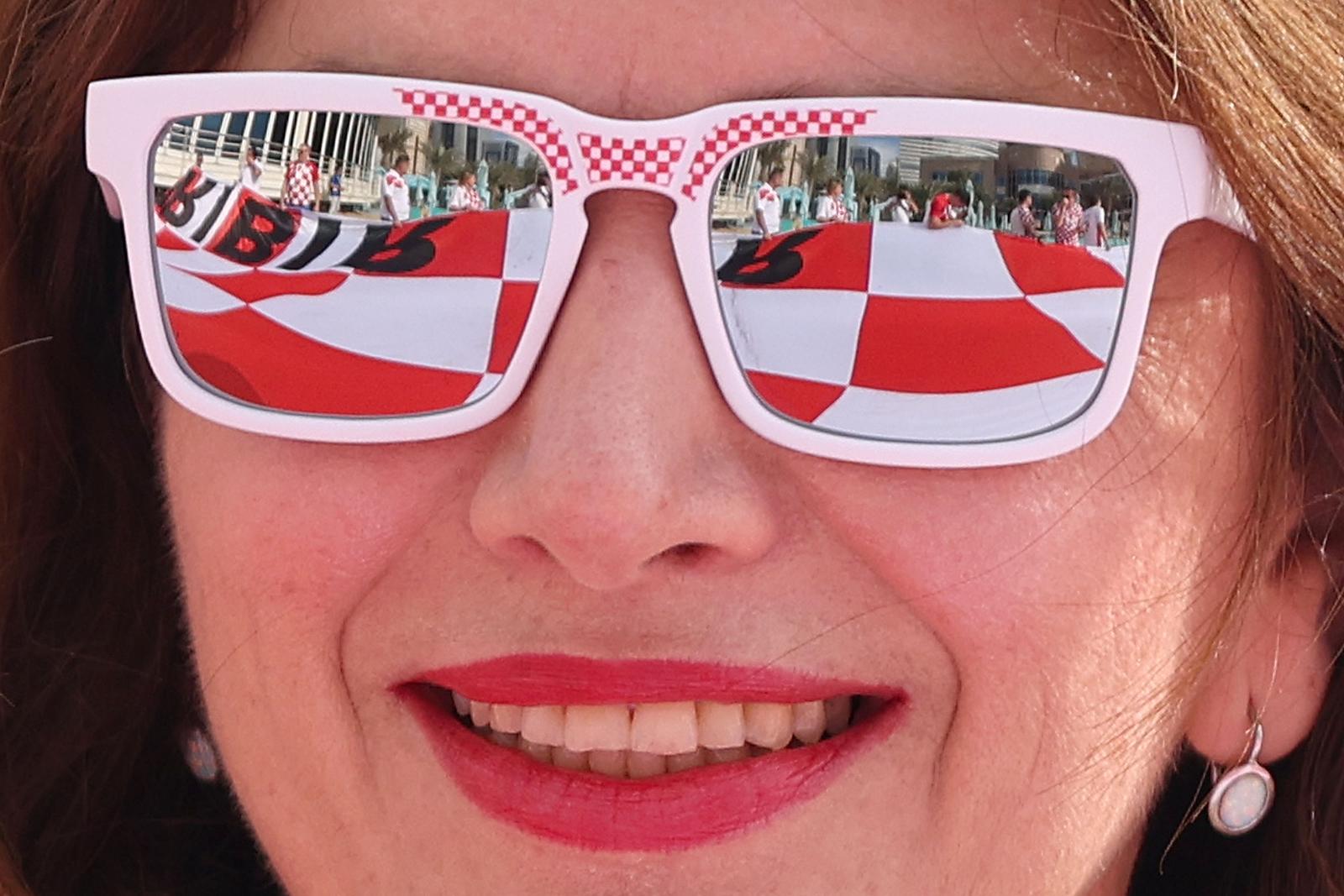 KATAR 2022: Hrvatski navijači razvili su zastavu dugačku 200 metara na plaži ispred hotela Hilton Doha KATAR 2022: Hrvatski navijači razvili su zastavu dugačku 200 metara na plaži ispred hotela Hilton Doha
