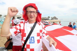 KATAR 2022: Hrvatski navijači razvili su zastavu dugačku 200 metara na plaži ispred hotela Hilton Doha KATAR 2022: Hrvatski navijači razvili su zastavu dugačku 200 metara na plaži ispred hotela Hilton Doha
