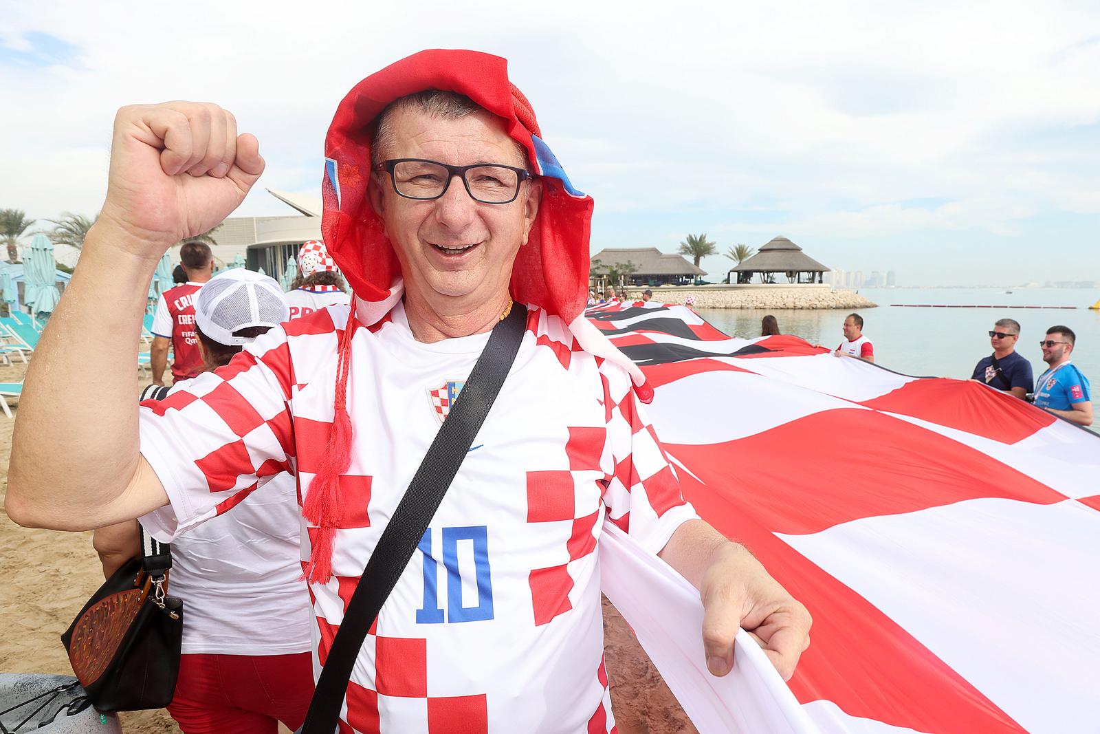 KATAR 2022: Hrvatski navijači razvili su zastavu dugačku 200 metara na plaži ispred hotela Hilton Doha KATAR 2022: Hrvatski navijači razvili su zastavu dugačku 200 metara na plaži ispred hotela Hilton Doha
