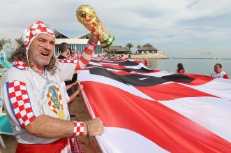 KATAR 2022: Hrvatski navijači razvili su zastavu dugačku 200 metara na plaži ispred hotela Hilton Doha KATAR 2022: Hrvatski navijači razvili su zastavu dugačku 200 metara na plaži ispred hotela Hilton Doha