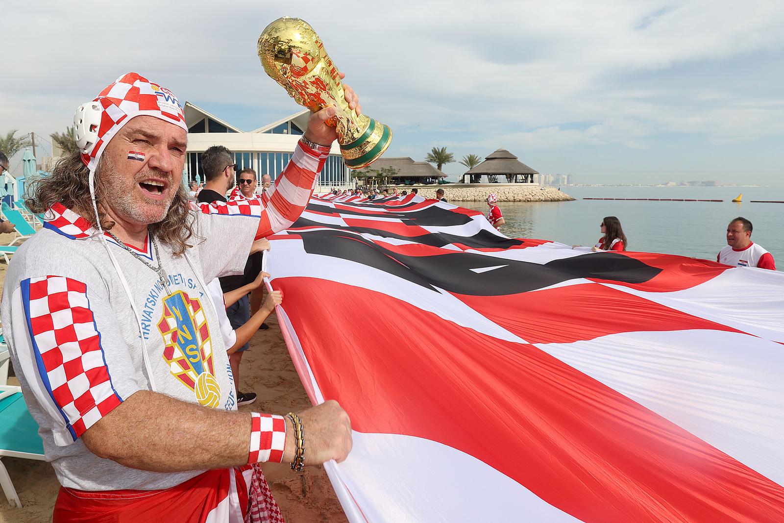 KATAR 2022: Hrvatski navijači razvili su zastavu dugačku 200 metara na plaži ispred hotela Hilton Doha KATAR 2022: Hrvatski navijači razvili su zastavu dugačku 200 metara na plaži ispred hotela Hilton Doha