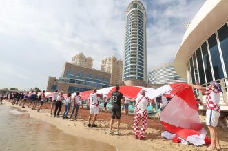 KATAR 2022: Hrvatski navijači razvili su zastavu dugačku 200 metara na plaži ispred hotela Hilton Doha KATAR 2022: Hrvatski navijači razvili su zastavu dugačku 200 metara na plaži ispred hotela Hilton Doha