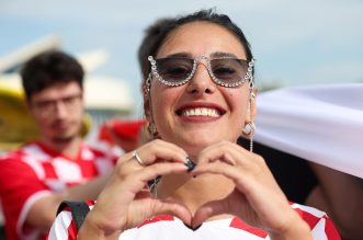 KATAR 2022: Hrvatski navija?i razvili su zastavu duga?ku 200 metara na plai ispred hotela Hilton Doha KATAR 2022: Hrvatski navija?i razvili su zastavu duga?ku 200 metara na plai ispred hotela Hilton Doha