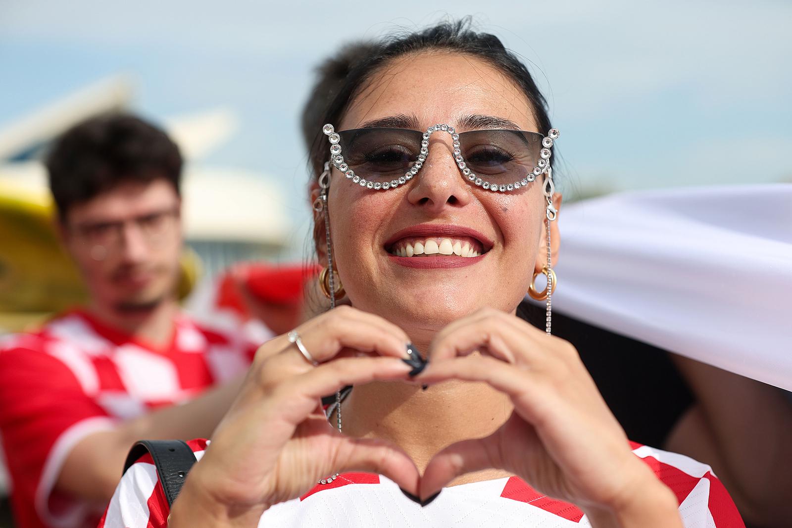 KATAR 2022: Hrvatski navija?i razvili su zastavu duga?ku 200 metara na plai ispred hotela Hilton Doha KATAR 2022: Hrvatski navija?i razvili su zastavu duga?ku 200 metara na plai ispred hotela Hilton Doha