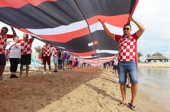 KATAR 2022: Hrvatski navija?i razvili su zastavu duga?ku 200 metara na plai ispred hotela Hilton Doha KATAR 2022: Hrvatski navija?i razvili su zastavu duga?ku 200 metara na plai ispred hotela Hilton Doha
