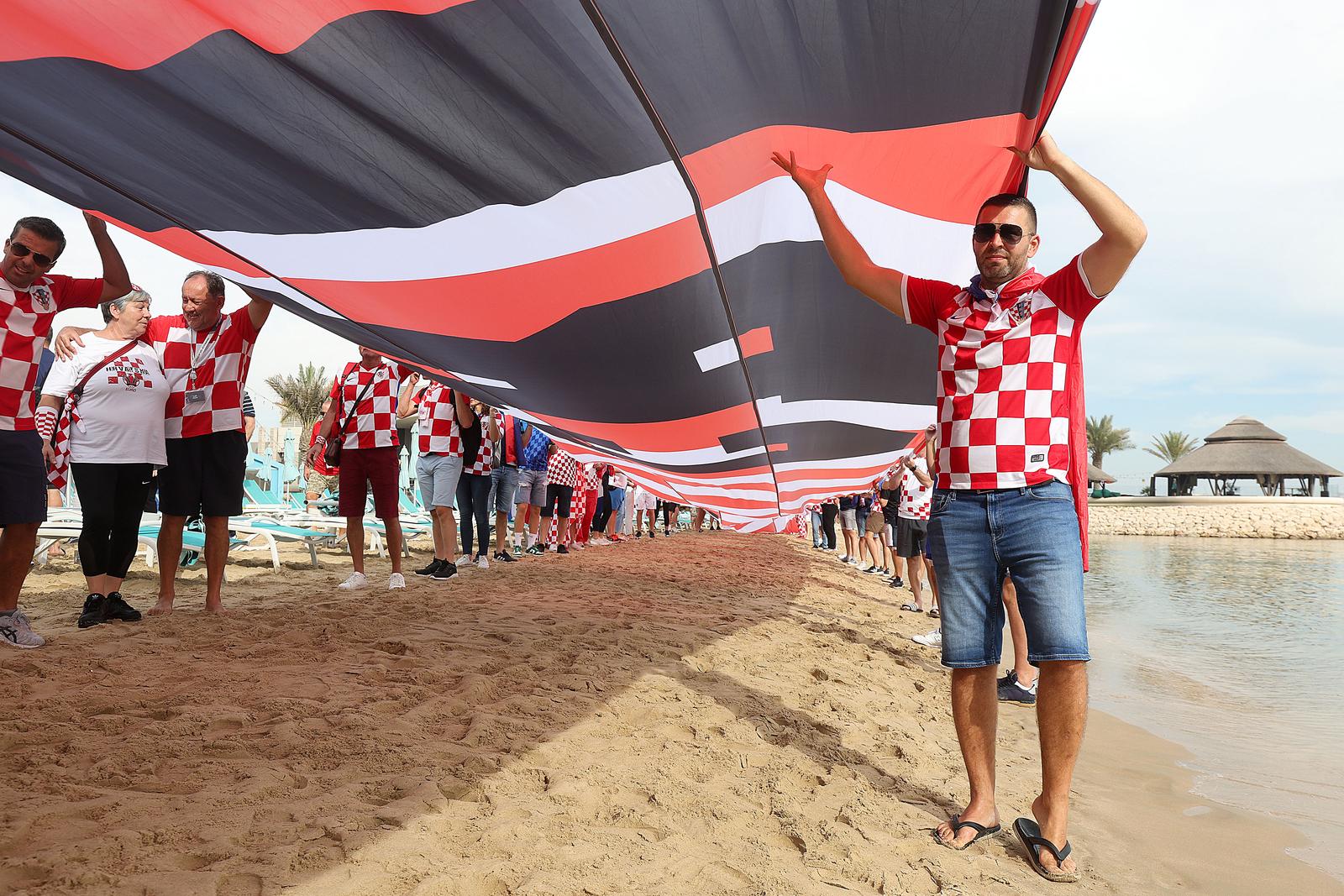 KATAR 2022: Hrvatski navija?i razvili su zastavu duga?ku 200 metara na plai ispred hotela Hilton Doha KATAR 2022: Hrvatski navija?i razvili su zastavu duga?ku 200 metara na plai ispred hotela Hilton Doha