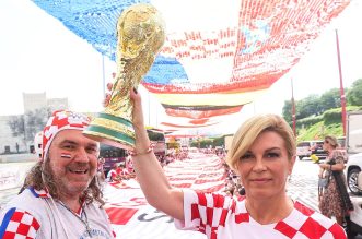 KATAR 2022: Bivša hrvatska predsjednica Kolinda Grabar Kitarović od ranog jutra druži se i pjeva s navijačima u Katru KATAR 2022: Bivša hrvatska predsjednica Kolinda Grabar Kitarović od ranog jutra druži se i pjeva s navijačima u Katru