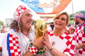 KATAR 2022: Bivša hrvatska predsjednica Kolinda Grabar Kitarović od ranog jutra druži se i pjeva s navijačima u Katru KATAR 2022: Bivša hrvatska predsjednica Kolinda Grabar Kitarović od ranog jutra druži se i pjeva s navijačima u Katru