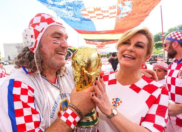 KATAR 2022: Bivša hrvatska predsjednica Kolinda Grabar Kitarović od ranog jutra druži se i pjeva s navijačima u Katru
