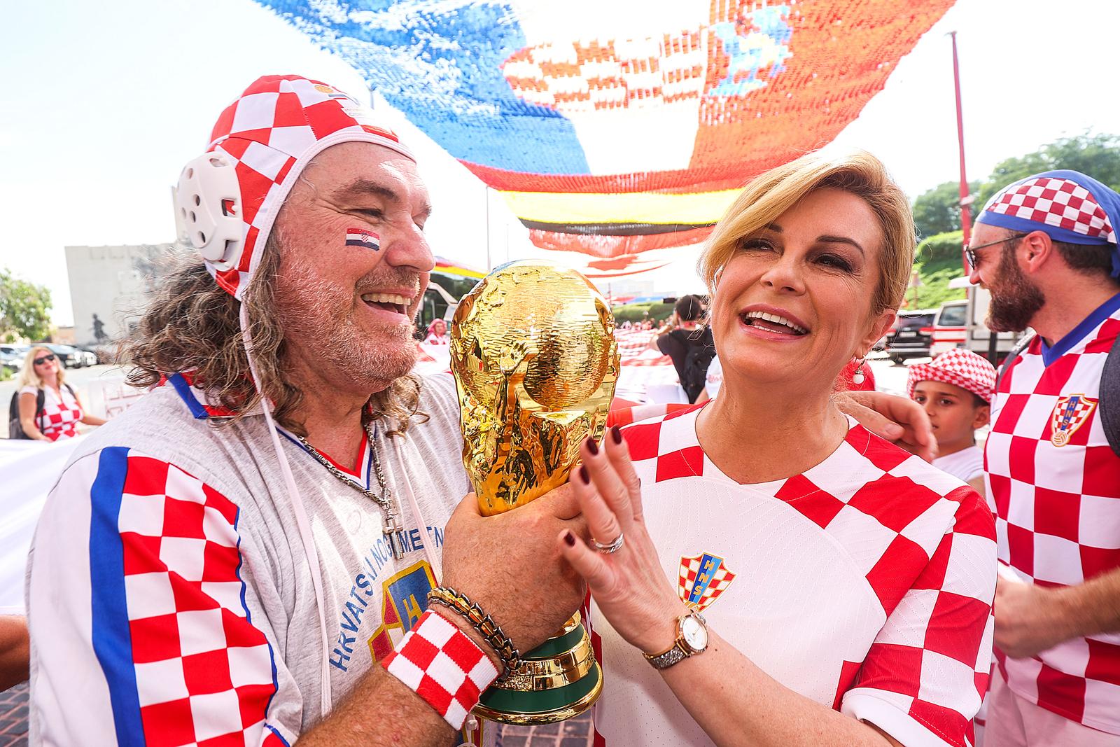 KATAR 2022: Bivša hrvatska predsjednica Kolinda Grabar Kitarović od ranog jutra druži se i pjeva s navijačima u Katru KATAR 2022: Bivša hrvatska predsjednica Kolinda Grabar Kitarović od ranog jutra druži se i pjeva s navijačima u Katru