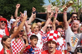 KATAR 2022: Bivša hrvatska predsjednica Kolinda Grabar Kitarović od ranog jutra druži se i pjeva s navijačima u Katru KATAR 2022: Bivša hrvatska predsjednica Kolinda Grabar Kitarović od ranog jutra druži se i pjeva s navijačima u Katru