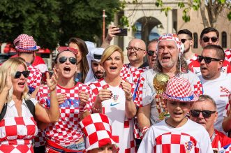 KATAR 2022: Bivša hrvatska predsjednica Kolinda Grabar Kitarović od ranog jutra druži se i pjeva s navijačima u Katru KATAR 2022: Bivša hrvatska predsjednica Kolinda Grabar Kitarović od ranog jutra druži se i pjeva s navijačima u Katru