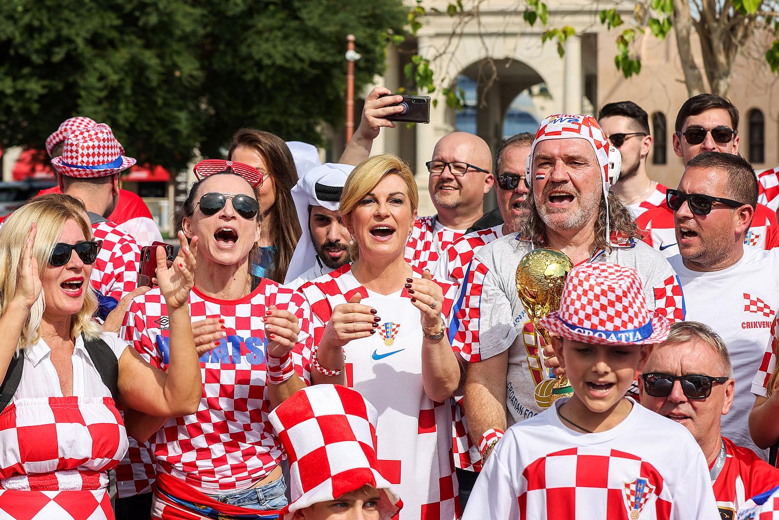 KATAR 2022: Bivša hrvatska predsjednica Kolinda Grabar Kitarović od ranog jutra druži se i pjeva s navijačima u Katru KATAR 2022: Bivša hrvatska predsjednica Kolinda Grabar Kitarović od ranog jutra druži se i pjeva s navijačima u Katru