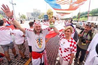 KATAR 2022: Bivša hrvatska predsjednica Kolinda Grabar Kitarović od ranog jutra druži se i pjeva s navijačima u Katru KATAR 2022: Bivša hrvatska predsjednica Kolinda Grabar Kitarović od ranog jutra druži se i pjeva s navijačima u Katru