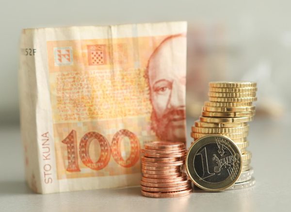 Od danas se može kupiti početni paket eurokovanica, koji sadržava 33 eurokovanice