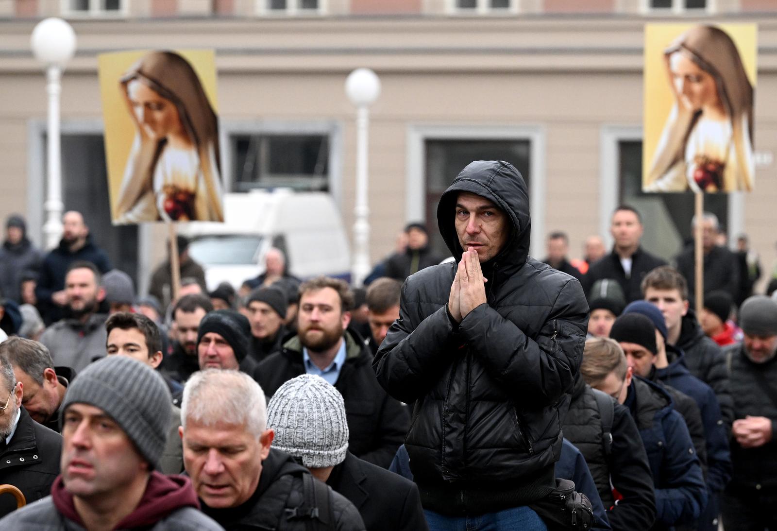 Zagreb: Muškarci na Trgu bana Josipa Jelačića molili krunicu Zagreb: Muškarci na Trgu bana Josipa Jelačića molili krunicu