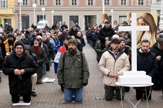 Zagreb: Muškarci na Trgu bana Josipa Jelačića molili krunicu Zagreb: Muškarci na Trgu bana Josipa Jelačića molili krunicu