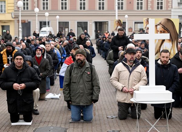 Zagreb: Muškarci na Trgu bana Josipa Jelačića molili krunicu
