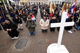 Zagreb: Muškarci na Trgu bana Josipa Jelačića molili krunicu Zagreb: Muškarci na Trgu bana Josipa Jelačića molili krunicu
