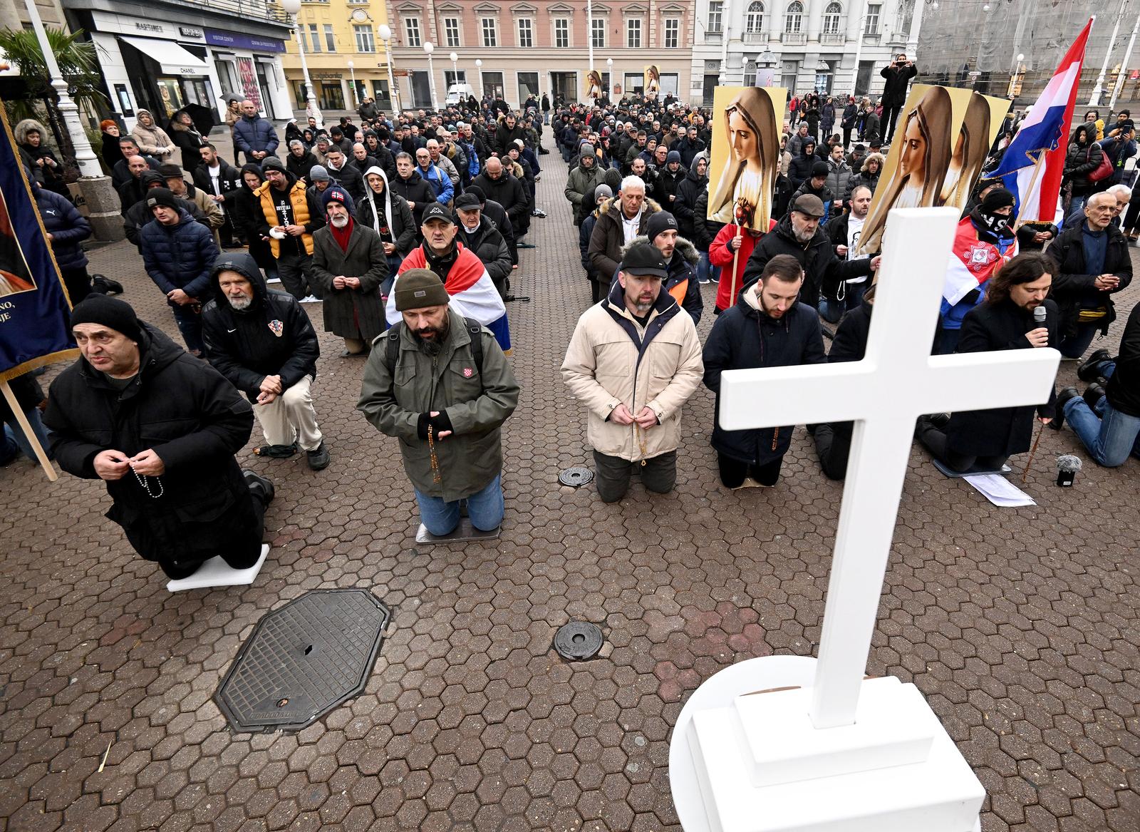 Zagreb: Muškarci na Trgu bana Josipa Jelačića molili krunicu Zagreb: Muškarci na Trgu bana Josipa Jelačića molili krunicu