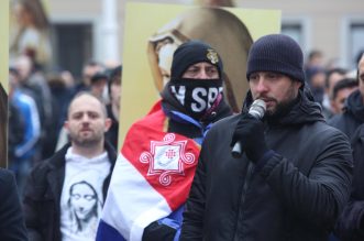 Zagreb: Muškarci na Trgu bana Josipa Jelačića molili krunicu Zagreb: Muškarci na Trgu bana Josipa Jelačića molili krunicu