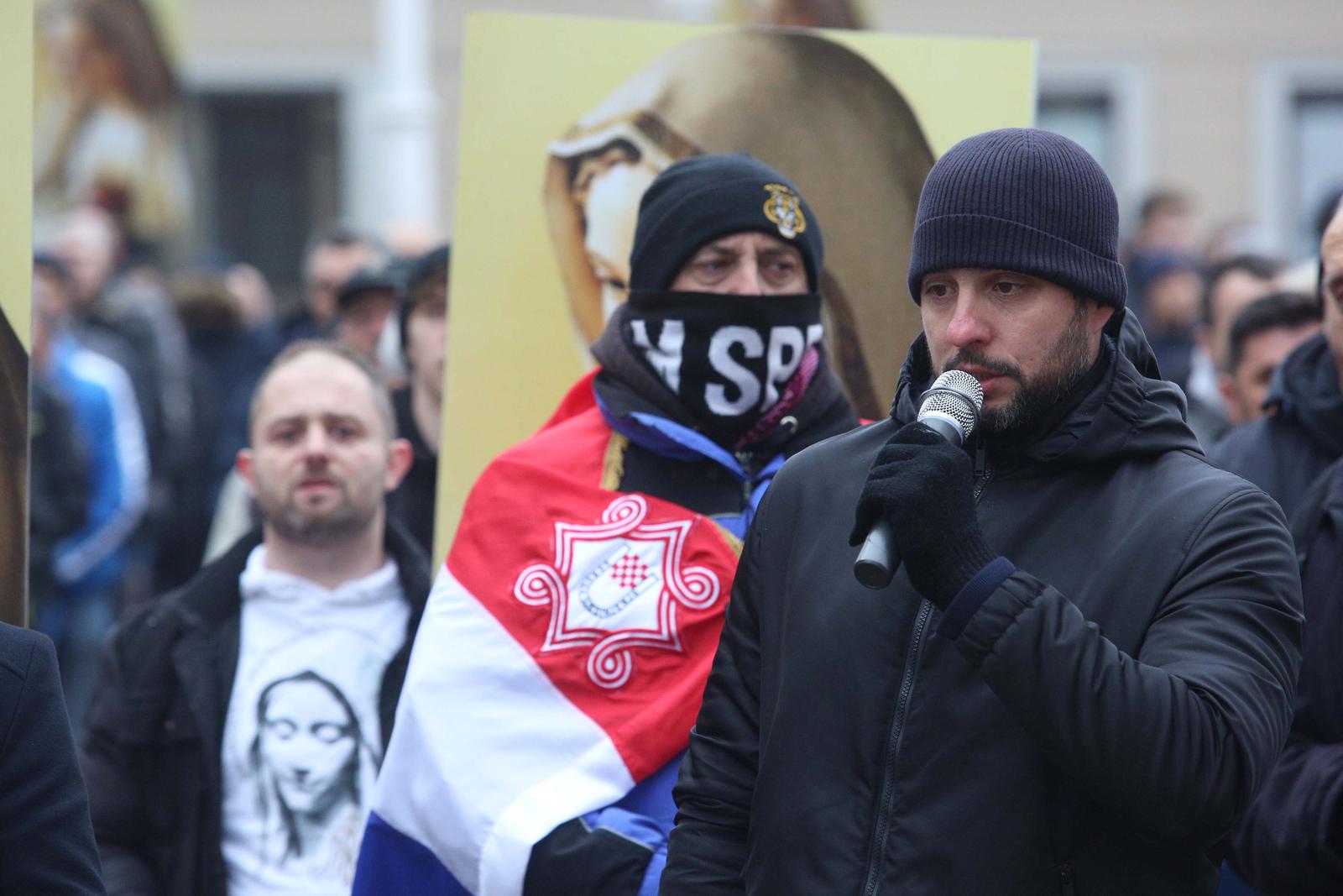 Zagreb: Muškarci na Trgu bana Josipa Jelačića molili krunicu Zagreb: Muškarci na Trgu bana Josipa Jelačića molili krunicu