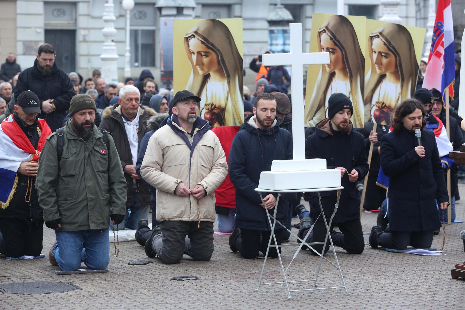 Zagreb: Muškarci na Trgu bana Josipa Jelačića molili krunicu Zagreb: Muškarci na Trgu bana Josipa Jelačića molili krunicu