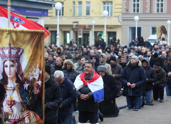 Zagreb: Muškarci na Trgu bana Josipa Jelačića molili krunicu