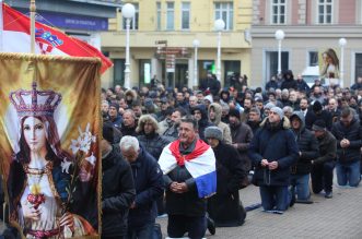 Zagreb: Muškarci na Trgu bana Josipa Jelačića molili krunicu Zagreb: Muškarci na Trgu bana Josipa Jelačića molili krunicu