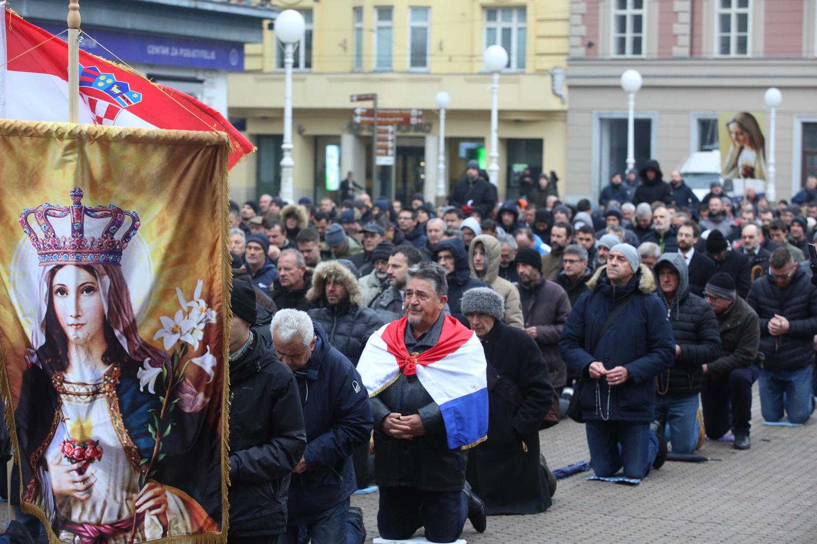 Zagreb: Muškarci na Trgu bana Josipa Jelačića molili krunicu Zagreb: Muškarci na Trgu bana Josipa Jelačića molili krunicu