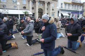 Zagreb: Muškarci na Trgu bana Josipa Jelačića molili krunicu Zagreb: Muškarci na Trgu bana Josipa Jelačića molili krunicu