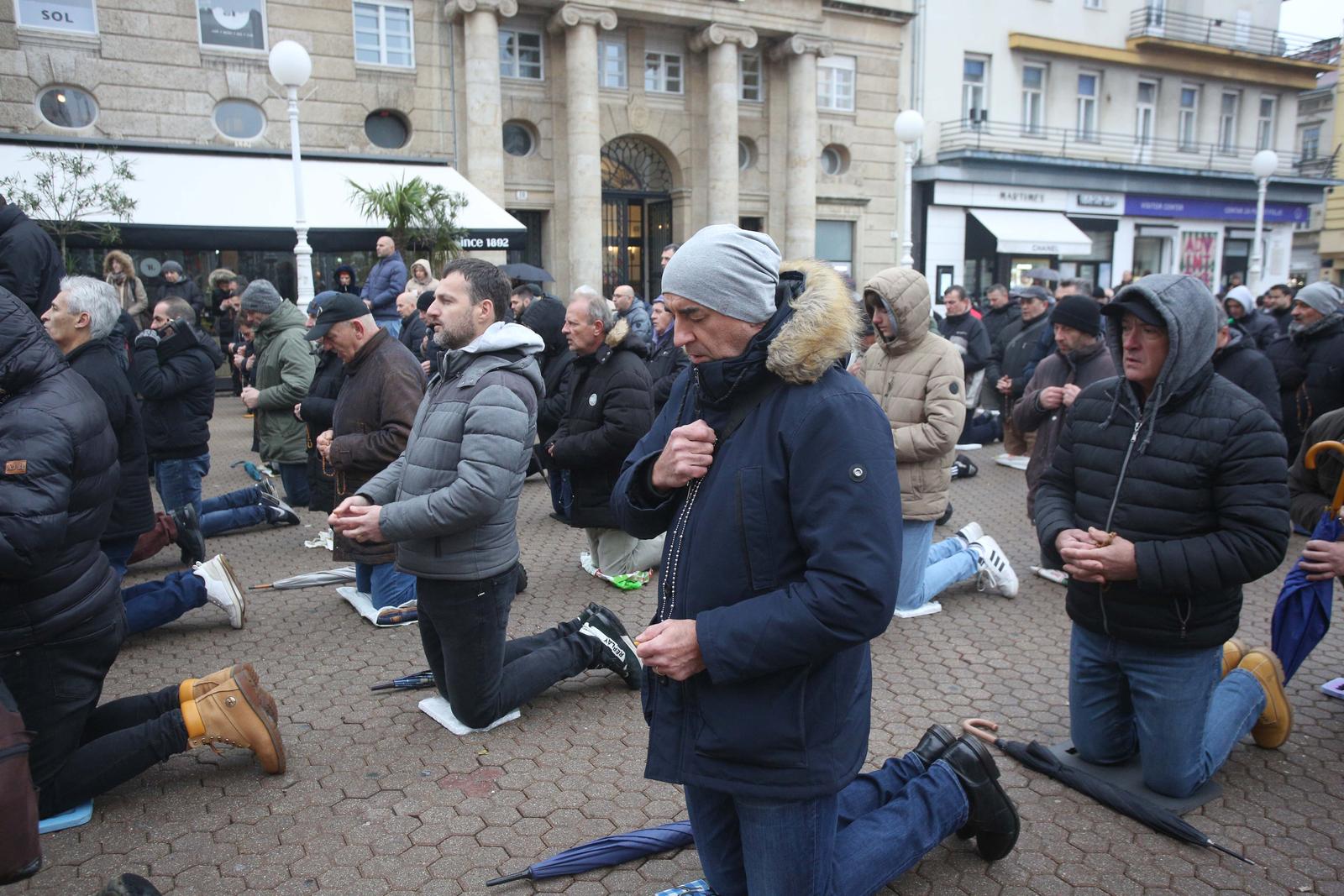 Zagreb: Muškarci na Trgu bana Josipa Jelačića molili krunicu Zagreb: Muškarci na Trgu bana Josipa Jelačića molili krunicu