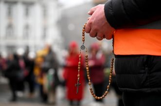 Zagreb: Muškarci na Trgu bana Josipa Jelačića molili krunicu Zagreb: Muškarci na Trgu bana Josipa Jelačića molili krunicu
