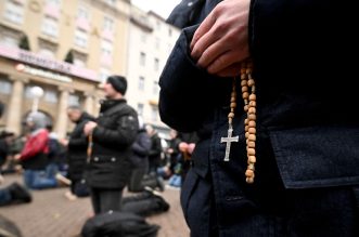 Zagreb: Muškarci na Trgu bana Josipa Jelačića molili krunicu Zagreb: Muškarci na Trgu bana Josipa Jelačića molili krunicu
