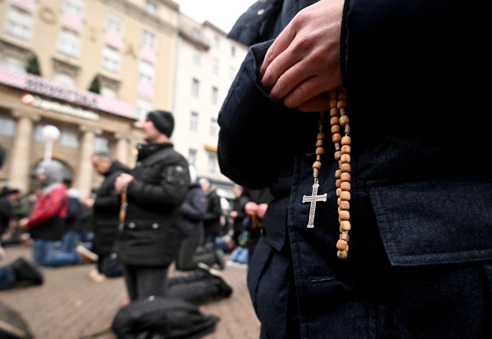 Zagreb: Muškarci na Trgu bana Josipa Jelačića molili krunicu Zagreb: Muškarci na Trgu bana Josipa Jelačića molili krunicu