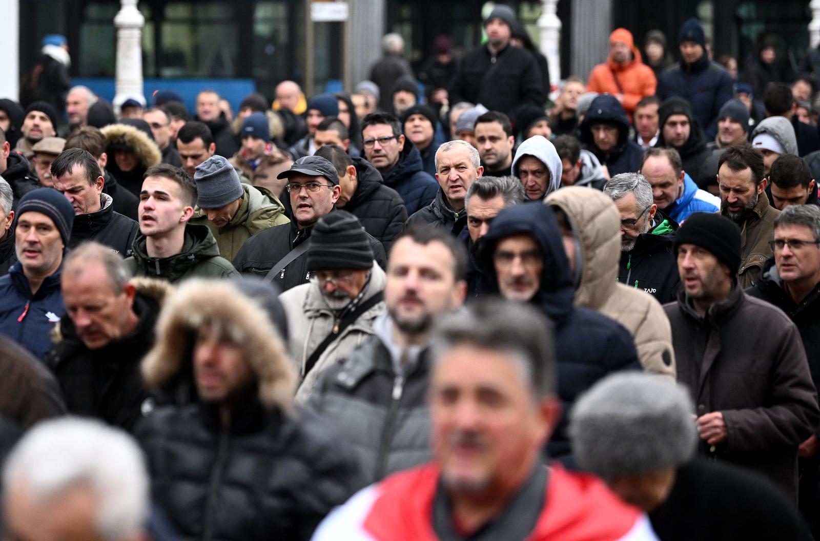 Zagreb: Muškarci na Trgu bana Josipa Jelačića molili krunicu Zagreb: Muškarci na Trgu bana Josipa Jelačića molili krunicu