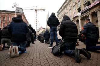 Zagreb: Muškarci na Trgu bana Josipa Jelačića molili krunicu Zagreb: Muškarci na Trgu bana Josipa Jelačića molili krunicu