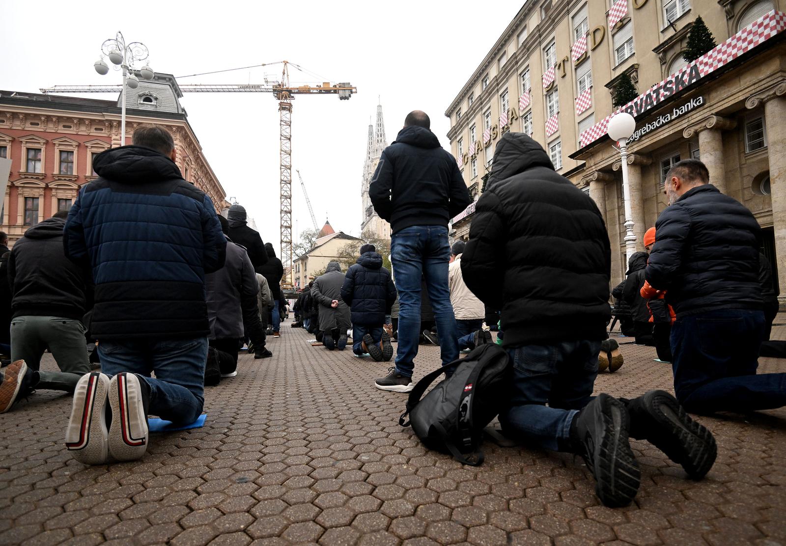 Zagreb: Muškarci na Trgu bana Josipa Jelačića molili krunicu Zagreb: Muškarci na Trgu bana Josipa Jelačića molili krunicu