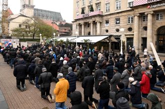 Zagreb: Muškarci na Trgu bana Josipa Jelačića molili krunicu Zagreb: Muškarci na Trgu bana Josipa Jelačića molili krunicu