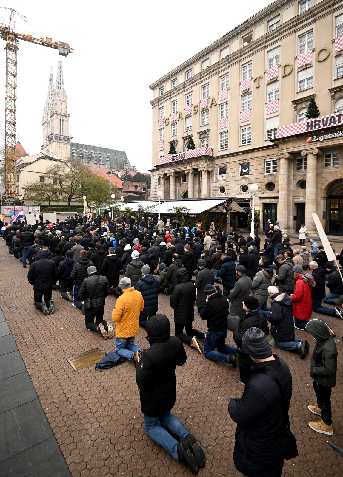 Zagreb: Muškarci na Trgu bana Josipa Jelačića molili krunicu Zagreb: Muškarci na Trgu bana Josipa Jelačića molili krunicu