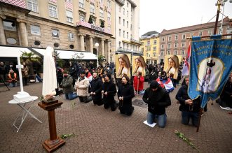 Zagreb: Muškarci na Trgu bana Josipa Jelačića molili krunicu Zagreb: Muškarci na Trgu bana Josipa Jelačića molili krunicu