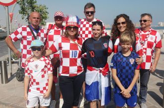 KATAR 2022 – Hrvatski navijači ispred hotela Hilton došli su pružiti podršku igračima KATAR 2022 – Hrvatski navijači ispred hotela Hilton došli su pružiti podršku igračima