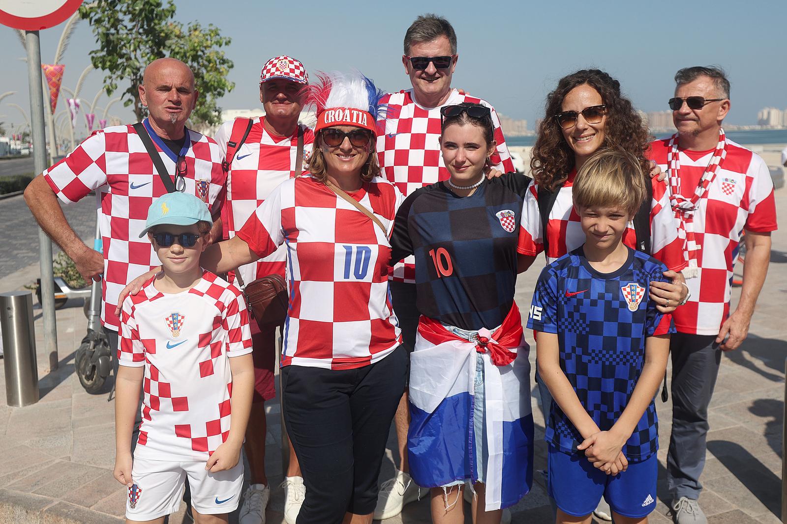 KATAR 2022 – Hrvatski navijači ispred hotela Hilton došli su pružiti podršku igračima KATAR 2022 – Hrvatski navijači ispred hotela Hilton došli su pružiti podršku igračima