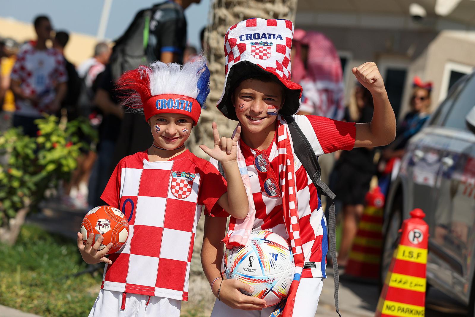 KATAR 2022 – Hrvatski navijači ispred hotela Hilton došli su pružiti podršku igračima KATAR 2022 – Hrvatski navijači ispred hotela Hilton došli su pružiti podršku igračima