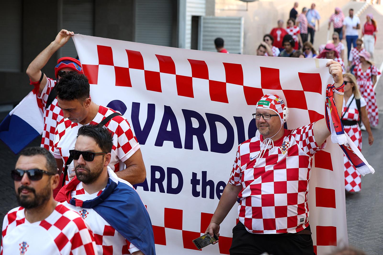 KATAR 2022 – Hrvatski navijači ispred hotela Hilton došli su pružiti podršku igračima KATAR 2022 – Hrvatski navijači ispred hotela Hilton došli su pružiti podršku igračima